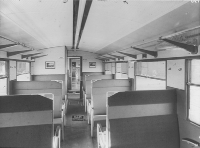 886093 Interieur van een diesel-electrisch treinstel DE 1 of DE 2 ( Blauwe Engel ) van de N.S. bij de firma Allan te ...